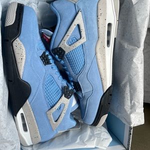 Air Jordan 4 Retro (University Blue)